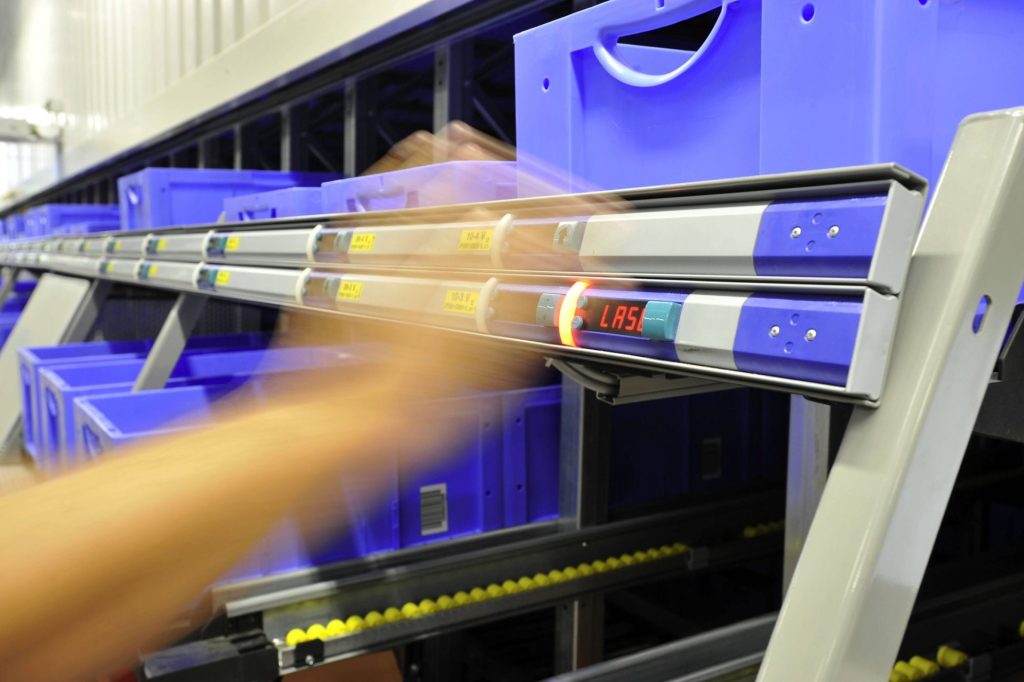 Pick to Light - Công nghệ hỗ trợ lấy hàng hiệu quả Hệ thống Pick to Light là gì ?