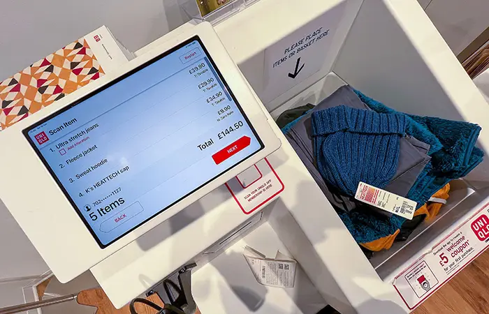Hệ thống RFID tại Uniqlo hỗ trợ thanh toán tự động
