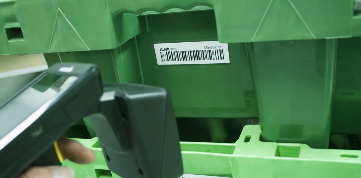 Tem RFID dán vào thùng nhựa