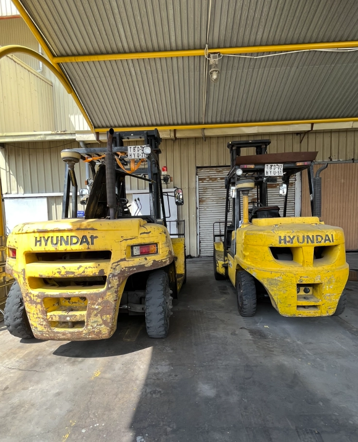 Các xe nâng forklift tại kho