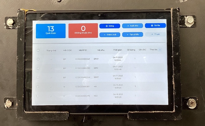 Tablet hiển thị các thẻ RFID quét được