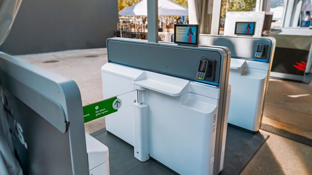 Phiên bản nâng cao của Just Walk Out tích hợp cổng tự động và màn hình hiển thị các mặt hàng đã mua