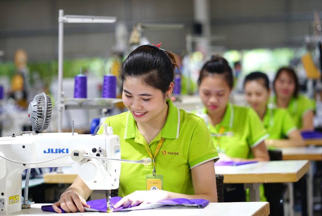 Công nhân may tại nhà máy Tân Đệ