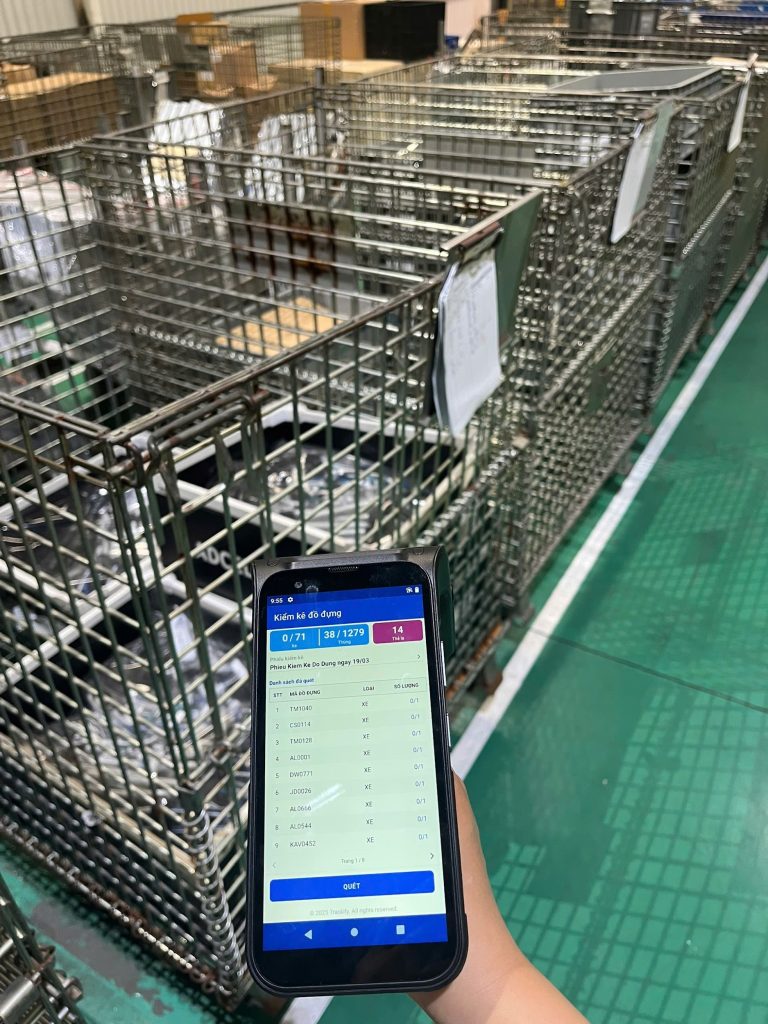 Panasonic Việt Nam ứng dụng RFID trong quản lý kho nguyên vật liệu Công nhân sử dụng đầu đọc RFID cầm tay để quét thông tin