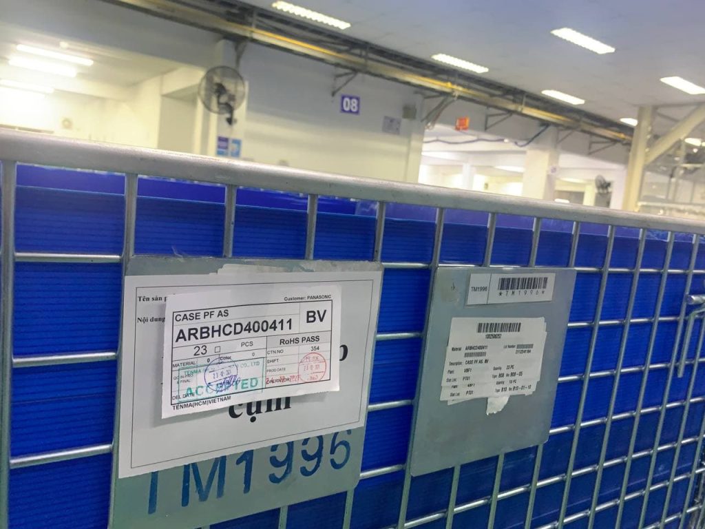 Panasonic Việt Nam ứng dụng RFID trong quản lý kho nguyên vật liệu Mỗi xe Trolley được dán mã định danh ghi tên linh kiện, mã linh kiện, số lượng và ngày về kho