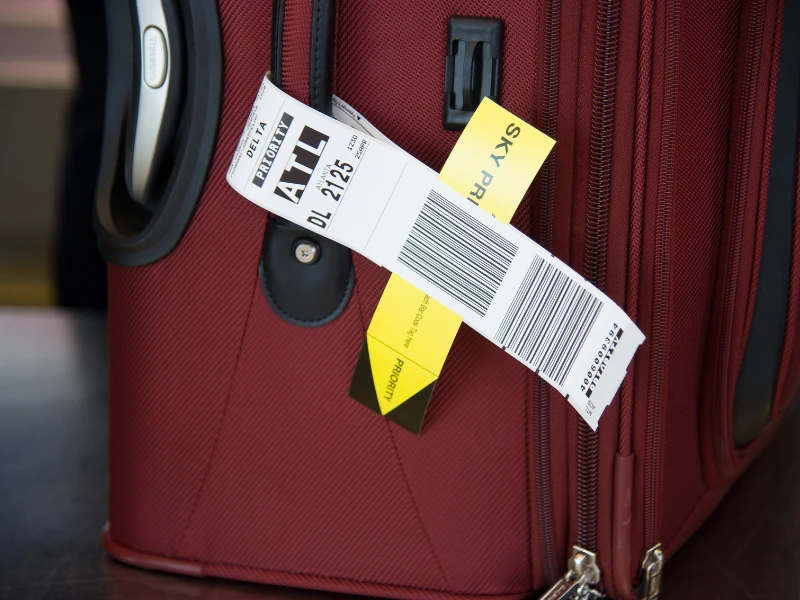 Khi hành khách gửi hành lý tại quầy check-in, thẻ RFID được gắn vào thẻ hành lý và liên kết với thông tin hành trình