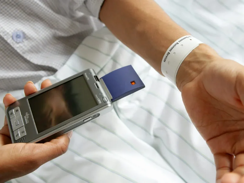 7 ứng dụng RFID trong bệnh viện: quản lý thiết bị y tế, kho thuốc và kiểm soát ra vào Khi nhập viện, bệnh nhận được cấp vòng tay RFID đeo có chứa thông tin định danh cá nhân