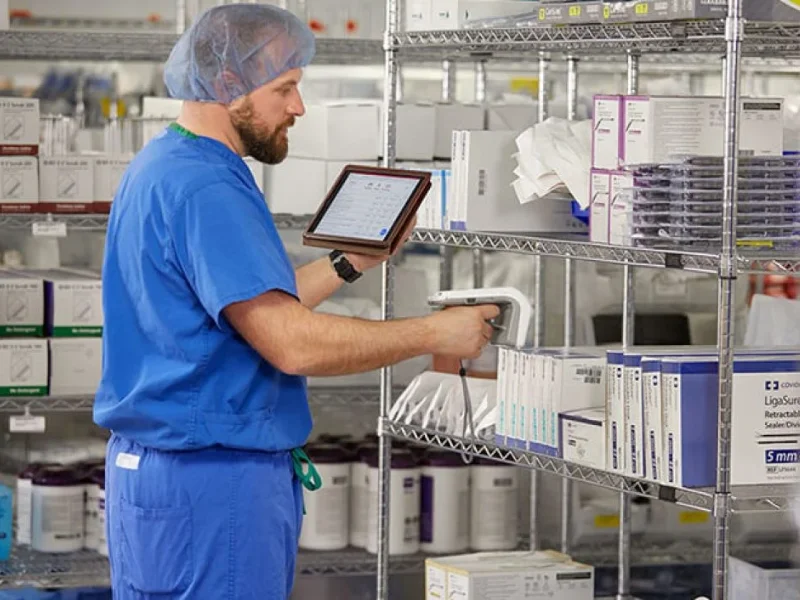 7 ứng dụng RFID trong bệnh viện: quản lý thiết bị y tế, kho thuốc và kiểm soát ra vào RFID giúp bệnh viện kiểm kê kho thuốc tự động, cảnh báo thuốc sắp hết hạn và xác minh đúng thuốc trước khi cấp phát cho bệnh nhân.