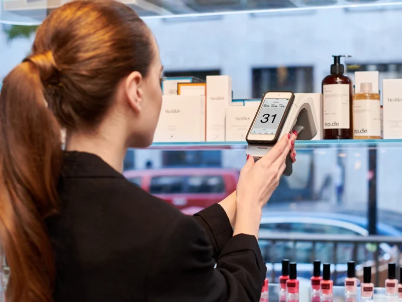 RFID trong chuỗi mỹ phẩm và nước hoa: giải pháp kiểm soát hàng hóa Tăng tốc độ kiểm kê, không cần đóng cửa hàng